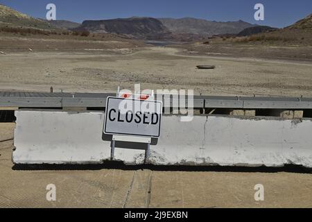 Las Vegas, États-Unis. 23rd mai 2022. Un bateau autrefois submergé se trouve sur une terre craquée à des centaines de pieds de ce qui est maintenant le rivage de l'aire de loisirs nationale du lac Mead, où les niveaux d'eau ont diminué de façon spectaculaire à Boulder City, Nevada, le dimanche 22 mai 2022. Le lac Mead a chuté en dessous de 1 050 pieds, un niveau d'étape important alors que l'approvisionnement en eau de la vallée de Las Vegas diminue pendant une sécheresse de 22 ans. Photo de Jim Ruymen/UPI crédit: UPI/Alay Live News Banque D'Images
