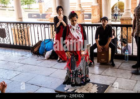 Séville, Espagne - le 21 mai 2022 des danseurs de flamenco se produisent dans les rues de Séville pendant l'épidémie de coronavirus qui frappe l'Espagne Banque D'Images