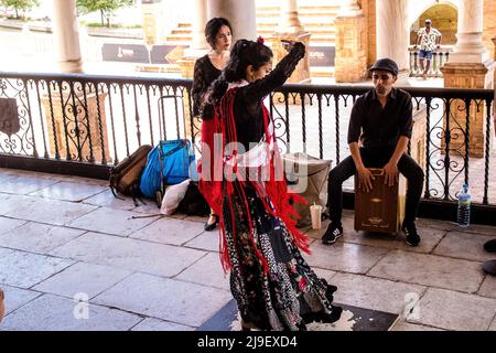 Séville, Espagne - le 21 mai 2022 des danseurs de flamenco se produisent dans les rues de Séville pendant l'épidémie de coronavirus qui frappe l'Espagne Banque D'Images