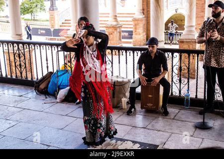 Séville, Espagne - le 21 mai 2022 des danseurs de flamenco se produisent dans les rues de Séville pendant l'épidémie de coronavirus qui frappe l'Espagne Banque D'Images