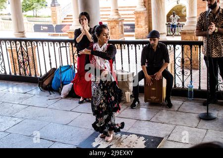 Séville, Espagne - le 21 mai 2022 des danseurs de flamenco se produisent dans les rues de Séville pendant l'épidémie de coronavirus qui frappe l'Espagne Banque D'Images