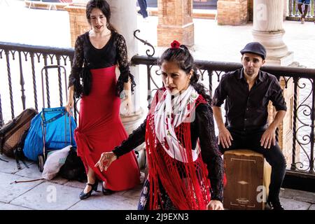 Séville, Espagne - le 21 mai 2022 des danseurs de flamenco se produisent dans les rues de Séville pendant l'épidémie de coronavirus qui frappe l'Espagne Banque D'Images