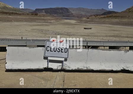 Las Vegas, États-Unis. 23rd mai 2022. Un bateau autrefois submergé se trouve sur une terre craquée à des centaines de pieds de ce qui est maintenant le rivage de l'aire de loisirs nationale du lac Mead, où les niveaux d'eau ont diminué de façon spectaculaire à Boulder City, Nevada, le dimanche 22 mai 2022. Le lac Mead a chuté en dessous de 1 050 pieds, un niveau d'étape important alors que l'approvisionnement en eau de la vallée de Las Vegas diminue pendant une sécheresse de 22 ans. Photo de Jim Ruymen/UPI crédit: UPI/Alay Live News Banque D'Images