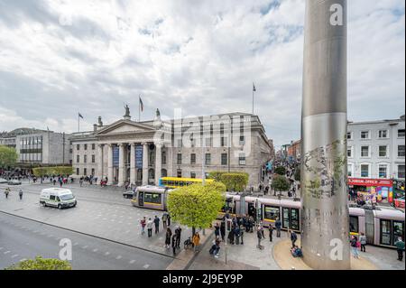 Le tramway Luas passe devant le GPO et le Spire de Dublin sur une rue très animée O'Connell Street, Dublin, Irlande Banque D'Images