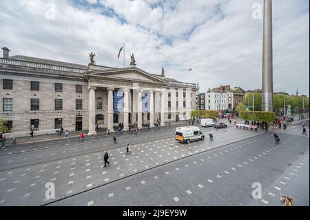 Le tramway Luas passe devant le GPO et le Spire de Dublin sur une rue très animée O'Connell Street, Dublin, Irlande Banque D'Images