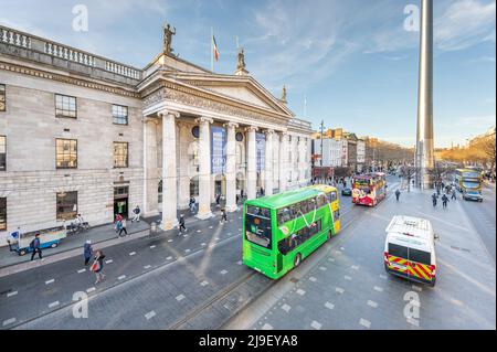 Le GPO de Dublin et le Spire de Dublin sur une O'Connell Street très fréquentée, Dublin, Irlande Banque D'Images