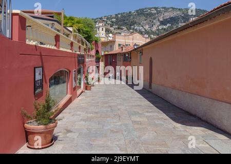 Vue sur la rue dans la vieille ville de Villefranche, est une petite ville de bord de mer sur la Côte d'Azur Banque D'Images