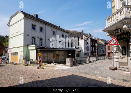 Deutschland, NRW, Städteregion Aachen, Stolberg, Blick von der Burgstrasse zur Klatterstrasse und der Brücke Pont de Valognes. Hochwasserschaden aus 2 Banque D'Images