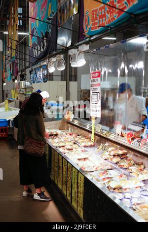 wakayama, japon, 2022/02/05 , marché aux poissons de l'ichiba toretore. Un marché du poisson est un marché de vente de poisson et de produits du poisson. Il peut être dédié à W Banque D'Images