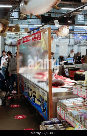 wakayama, japon, 2022/02/05 , marché aux poissons de l'ichiba toretore. Un marché du poisson est un marché de vente de poisson et de produits du poisson. Il peut être dédié à W Banque D'Images