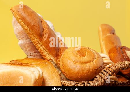 Pain avec petits pains, bagels de séchage, sur fond jaune. Expérience culinaire. Banque D'Images