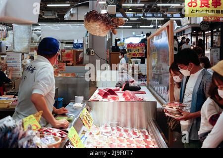 wakayama, japon, 2022/02/05 , marché aux poissons de l'ichiba toretore. Un marché du poisson est un marché de vente de poisson et de produits du poisson. Il peut être dédié à W Banque D'Images