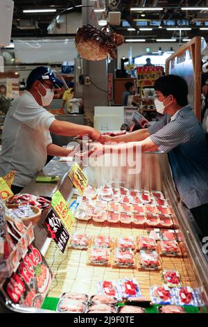 wakayama, japon, 2022/02/05 , marché aux poissons de l'ichiba toretore. Un marché du poisson est un marché de vente de poisson et de produits du poisson. Il peut être dédié à W Banque D'Images