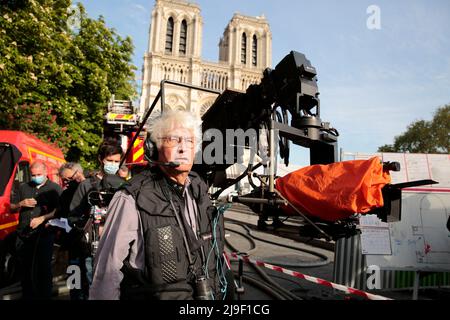 JEAN-JACQUES ANNAUD dans NOTRE DAME SUR LE FEU (2022) -titre original: NOTRE-DAME BRULE-, réalisé par JEAN-JACQUES ANNAUD. Crédit: Pathé / TF1 production de films / TMC / Album Banque D'Images