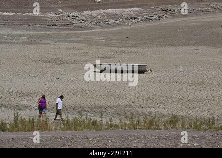 Las Vegas, États-Unis. 23rd mai 2022. Un ancien bateau en contrebas se trouve sur une terre craquée à des centaines de pieds de ce qui est maintenant le rivage de l'aire de loisirs nationale du lac Mead, où les niveaux d'eau ont diminué de façon spectaculaire à Boulder City, Arizona, le dimanche 22 mai 2022. Le lac Mead a chuté en dessous de 1 050 pieds, un niveau d'étape important alors que l'approvisionnement en eau de la vallée de Las Vegas diminue pendant une sécheresse de 22 ans. Photo de Jim Ruymen/UPI crédit: UPI/Alay Live News Banque D'Images
