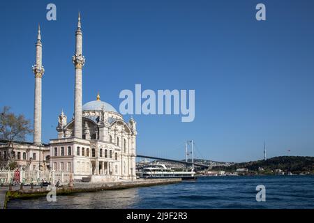 Istanbul, Turquie - 04-20-2022:Mosquée historique d'Ortakoy (Mecidiye) et vue sur le Bosphore Banque D'Images