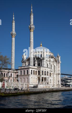 Istanbul, Turquie - 04-20-2022:Mosquée historique d'Ortakoy (Mecidiye) et vue sur le Bosphore Banque D'Images