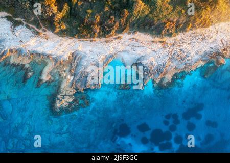 Vue aérienne de la mer bleue, rochers dans l'eau claire, plage, arbres verts Banque D'Images