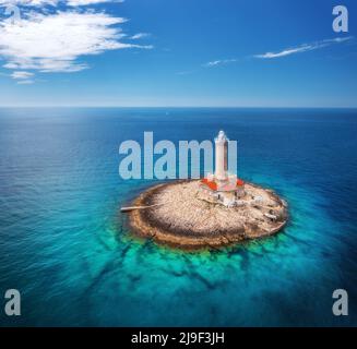 Phare sur l'île de Smal dans la mer à la journée ensoleillée en été Banque D'Images