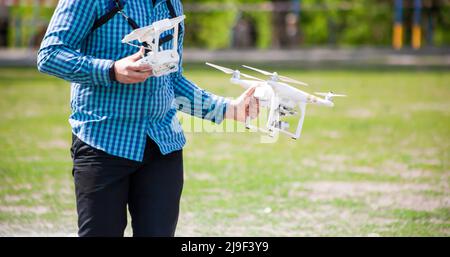 Un pilote de drone tient une télécommande. Lancez drone. Prise de photos et vidéo. Drone à usage spécialisé. Copier l'espace. Banque D'Images