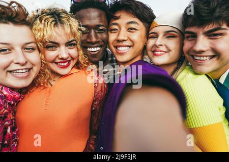 Jeunes amis divers s'amuser à faire du selfie en plein air - concentrez-vous sur les gars portant le maquillage Banque D'Images