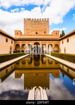 La piscine de la Cour des Myrtles, en regardant vers la Tour Comares du côté nord dans les palais Nasrides - complexe Alhambra - Grenade, Espagne Banque D'Images