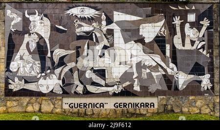 Guernica, Espagne - 4 mai 2022 : vue sur la fresque de Guernica de Picasso dans le centre historique de Guernica Banque D'Images