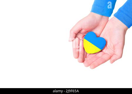Les mains en forme de coeur ont peint les couleurs du drapeau national de l'Ukraine isolé sur fond blanc. Banque D'Images