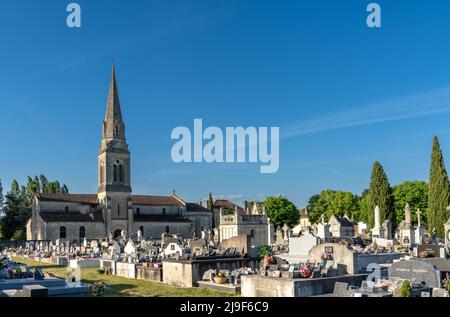 Saint-Sulpice-de-Faleyrens, France - 10 mai 2022 : l'église et le cimetière de Saint-Sulpice-de-Faleyrens dans une lumière chaude du soir Banque D'Images