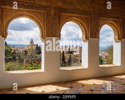 Vue sur l'Alhambra depuis l'observatoire du patio de la Acequia dans le complexe Generalife - Alhambra - Grenade, Espagne Banque D'Images