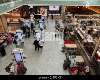 Barcelone, Espagne. 21st mai 2022. Un McDonald's à l'aéroport Josep Tarradellas Barcelona-El Prat (BCN) le 21 mai 2022. L'aéroport est communément appelé l'aéroport de Barcelone ou l'aéroport El Prat et est la principale porte d'accès internationale à Barcelone et le deuxième aéroport le plus occupé en Espagne. (Photo de Samuel Rigelhaupt/Sipa USA) crédit: SIPA USA/Alay Live News Banque D'Images