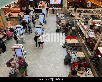 Barcelone, Espagne. 21st mai 2022. Un McDonald's à l'aéroport Josep Tarradellas Barcelona-El Prat (BCN) le 21 mai 2022. L'aéroport est communément appelé l'aéroport de Barcelone ou l'aéroport El Prat et est la principale porte d'accès internationale à Barcelone et le deuxième aéroport le plus occupé en Espagne. (Photo de Samuel Rigelhaupt/Sipa USA) crédit: SIPA USA/Alay Live News Banque D'Images