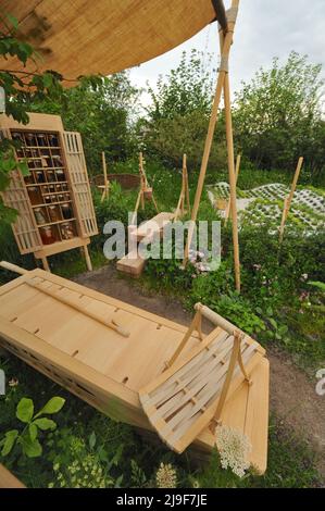 Londres, Royaume-Uni. 23rd mai 2022. The Alder Hey Urban Foraging Station Garden, l'un des beaux jardins exposés au Royal Horticultural Society Chelsea Flower Show 2022 qui a ouvert aujourd'hui sur le terrain du Royal Hospital Chelsea à Chelsea, Londres, Royaume-Uni - 23 mai 2022. Le jardin de la station de recherche urbaine Alder Hey est un paysage qui réunit jeunes et vieux, verts et urbains, jeux et apprentissage, et l'Hôpital pour enfants Alder Hey avec sa communauté. Au cœur de ce programme, on trouve l'aspiration à inspirer les enfants à mener une vie active, saine et agréable. Crédit : Michael Preston/Alam Banque D'Images