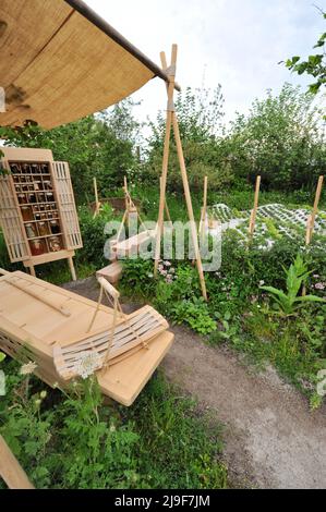 Londres, Royaume-Uni. 23rd mai 2022. The Alder Hey Urban Foraging Station Garden, l'un des beaux jardins exposés au Royal Horticultural Society Chelsea Flower Show 2022 qui a ouvert aujourd'hui sur le terrain du Royal Hospital Chelsea à Chelsea, Londres, Royaume-Uni - 23 mai 2022. Le jardin de la station de recherche urbaine Alder Hey est un paysage qui réunit jeunes et vieux, verts et urbains, jeux et apprentissage, et l'Hôpital pour enfants Alder Hey avec sa communauté. Au cœur de ce programme, on trouve l'aspiration à inspirer les enfants à mener une vie active, saine et agréable. Crédit : Michael Preston/Alam Banque D'Images