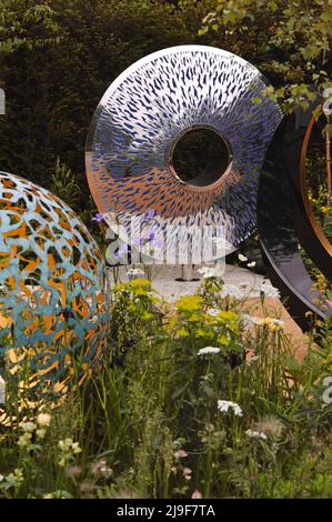 Londres, Royaume-Uni. 23rd mai 2022. Décorations de jardin exposées au Royal Horticultural Society Chelsea Flower Show 2022 qui a ouvert aujourd'hui sur le terrain du Royal Hospital Chelsea à Chelsea, Londres, Royaume-Uni - 23 mai 2022. Crédit : Michael Preston/Alay Live News Banque D'Images