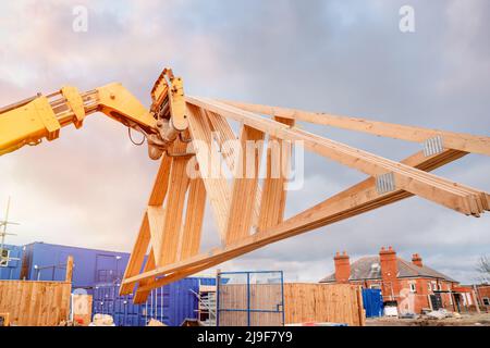 Trusques de toit mobile de chariot élévateur sur un nouveau site de construction de logements résidentiels Banque D'Images