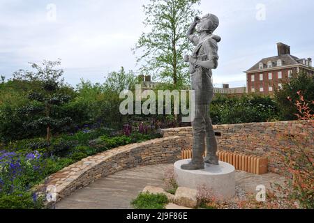 Londres, Royaume-Uni. 23rd mai 2022. Une statue d'un jeune pilote de WW2 dans le jardin du Fonds bienveillant de la RAF, l'un des beaux jardins exposés au Royal Horticultural Society Chelsea Flower Show de 2022 qui a ouvert aujourd'hui dans le domaine du Royal Hospital Chelsea à Chelsea, Londres, Royaume-Uni - 23 mai 2022. Crédit : Michael Preston/Alay Live News Banque D'Images