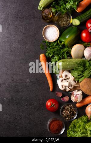 Assortiment de légumes, herbes et épices sur fond noir Banque D'Images