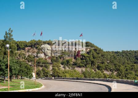 Statue d'Atatürk à l'entrée d'Antalya. Soulagement Mustafa Atatürk. Traduction: 'Antalya est la plus belle place du monde. 'Bienvenue dans le mu Banque D'Images