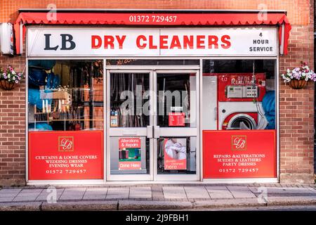 Epsom Surrey, Londres, Royaume-Uni, mai 22 2022, fermé Dry Cleaning Shop ou Store sans personne Banque D'Images