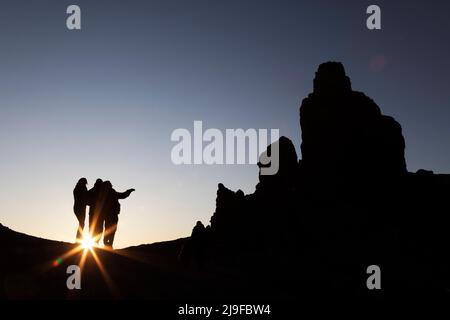 Un groupe de personnes voient la formation rocheuse de Las Rochas dans le parc national de Teide à Ténérife, en Espagne. Banque D'Images