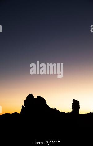 La formation rocheuse de Roques de García au crépuscule dans le parc national de Teide à Ténérife, en Espagne. Le parc national est réputé pour la clarté de son ciel. Banque D'Images