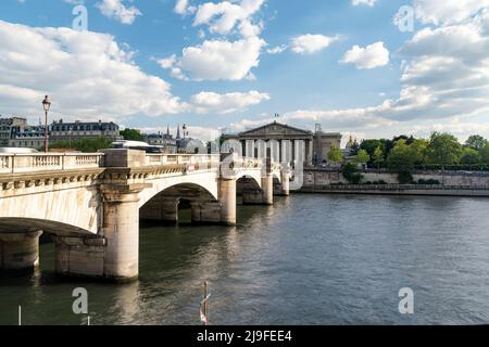 Façade de l'assemblée nationale à Paris, France sous le ciel bleu. Assemblée nationale avec drapeaux français et européens Banque D'Images
