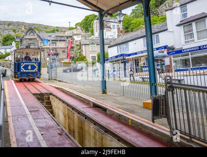 Trams victoriens à câble emportant les touristes au sommet de la grande Orme, Llandudno, pays de Galles en utilisant le tramway de la Grande Orme, Banque D'Images