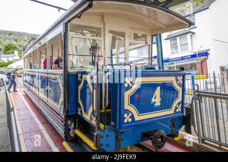 Trams victoriens à câble emportant les touristes au sommet de la grande Orme, Llandudno, pays de Galles en utilisant le tramway de la Grande Orme, Banque D'Images
