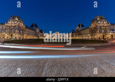 PARIS, FRANCE - 14 2022 JUILLET : le Louvre la nuit est l'un des plus grands musées du monde Banque D'Images