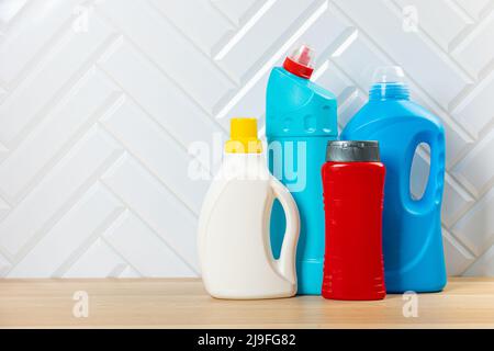 Bouteilles de nettoyage pour différentes surfaces dans la cuisine, la salle de bains et d'autres chambres. Nettoyage régulier du printemps. Mettez en place les produits de nettoyage pour la maison Banque D'Images
