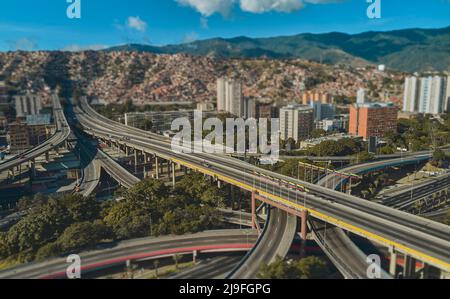 CARACAS, VENEZUELA - MAI 2022 - vue panoramique aérienne du distributeur la Arana, vue panoramique de l'autoroute Francisco Fajardo à Caracas, Venezuela. Banque D'Images