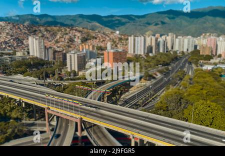 CARACAS, VENEZUELA - MAI 2022 - vue panoramique aérienne du distributeur la Arana, vue panoramique de l'autoroute Francisco Fajardo à Caracas, Venezuela. Banque D'Images