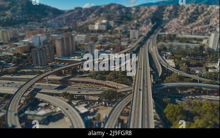 CARACAS, VENEZUELA - MAI 2022 - vue panoramique aérienne du distributeur la Arana, vue panoramique de l'autoroute Francisco Fajardo à Caracas, Venezuela. Banque D'Images